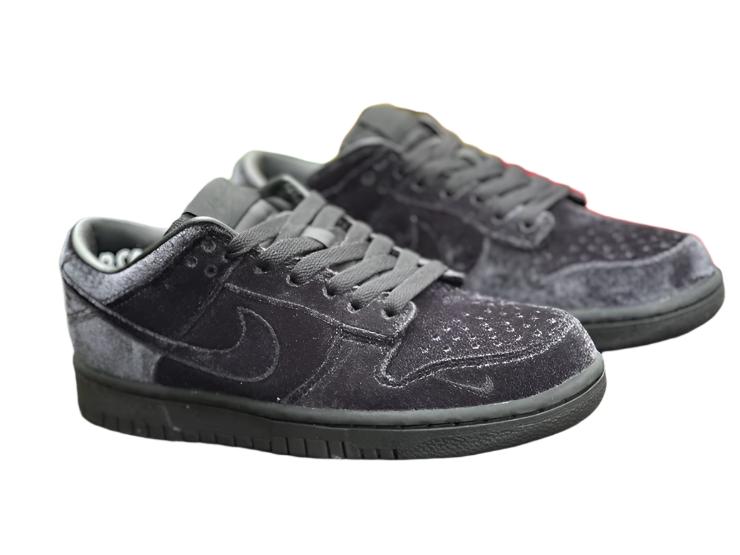 Nike SB Dunk low | Dover Street Market Triple Black Velvet