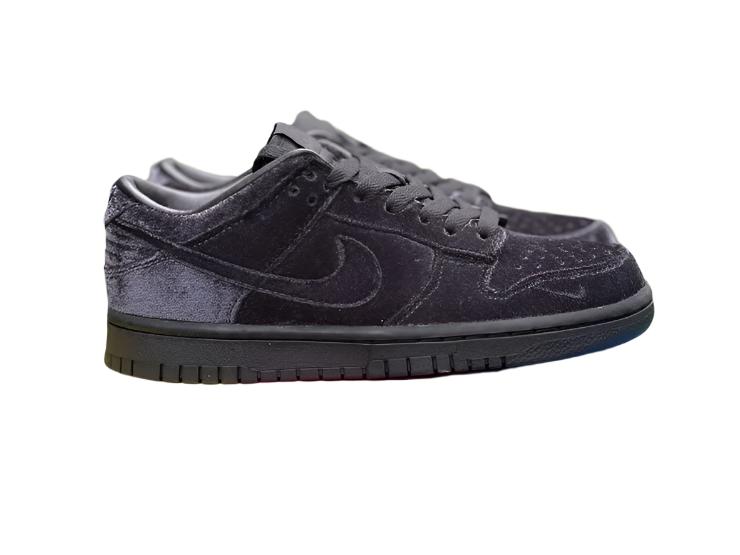 Nike SB Dunk low | Dover Street Market Triple Black Velvet